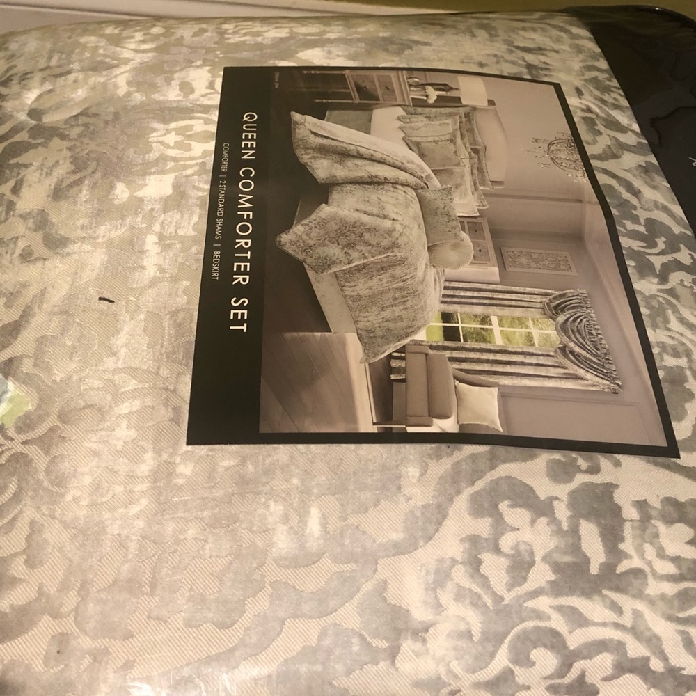 Queen size Silvery Comforter set